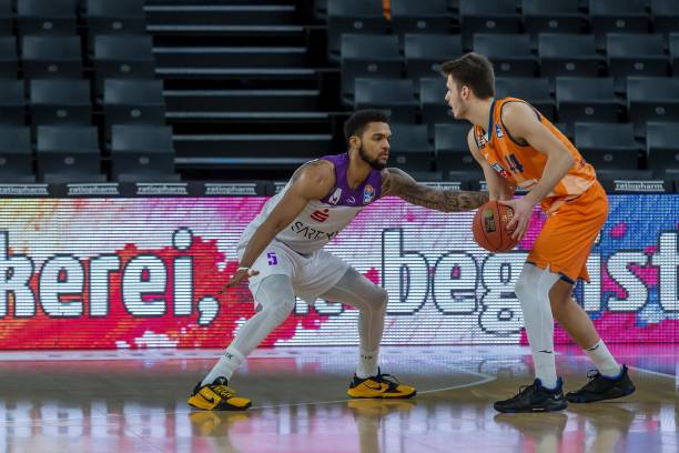 同时在防守 同时在防守