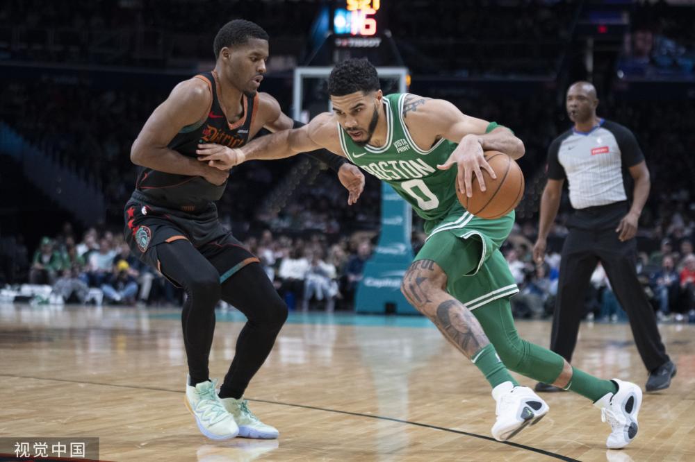 莱昂尼笑着 莱昂尼笑着